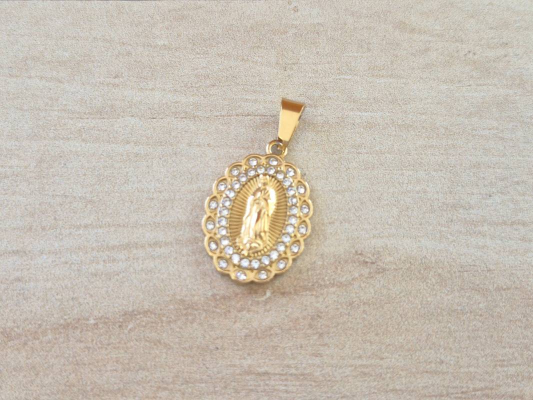 DIJE DE ACERO DORADO VIRGEN DE GUADALUPE CON STRASS. TAMAÑO 16 X 22 MM