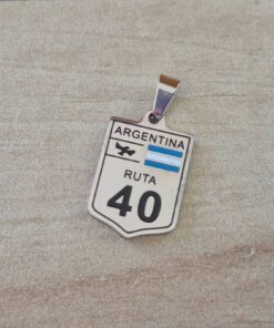 DIJE DE ACERO RUTA 40. TAMAÑO 15 X 20 MM