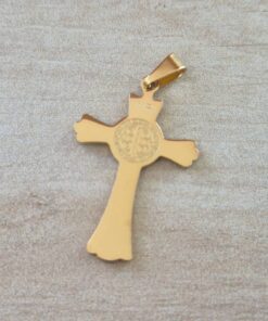 DIJE DE ACERO DORADO CRUZ CON SAN BENITO. TAMAÑO 21 X 30 MM.