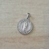 DIJE DE ACERO MEDALLA REDONDA VIRGEN DE GUADALUPE CON STRASS. TAMAÑO 20 MM