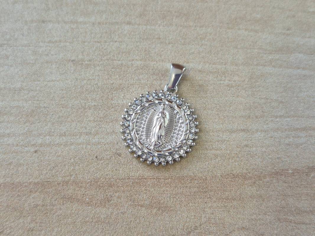 DIJE DE ACERO MEDALLA REDONDA VIRGEN DE GUADALUPE CON STRASS. TAMAÑO 20 MM