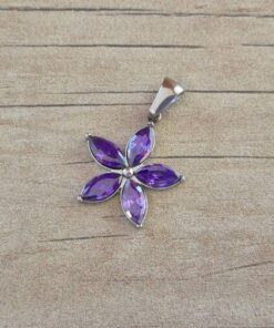 DIJE DE ACERO FLOR STRASS LILA . MEDIDA 18 MM