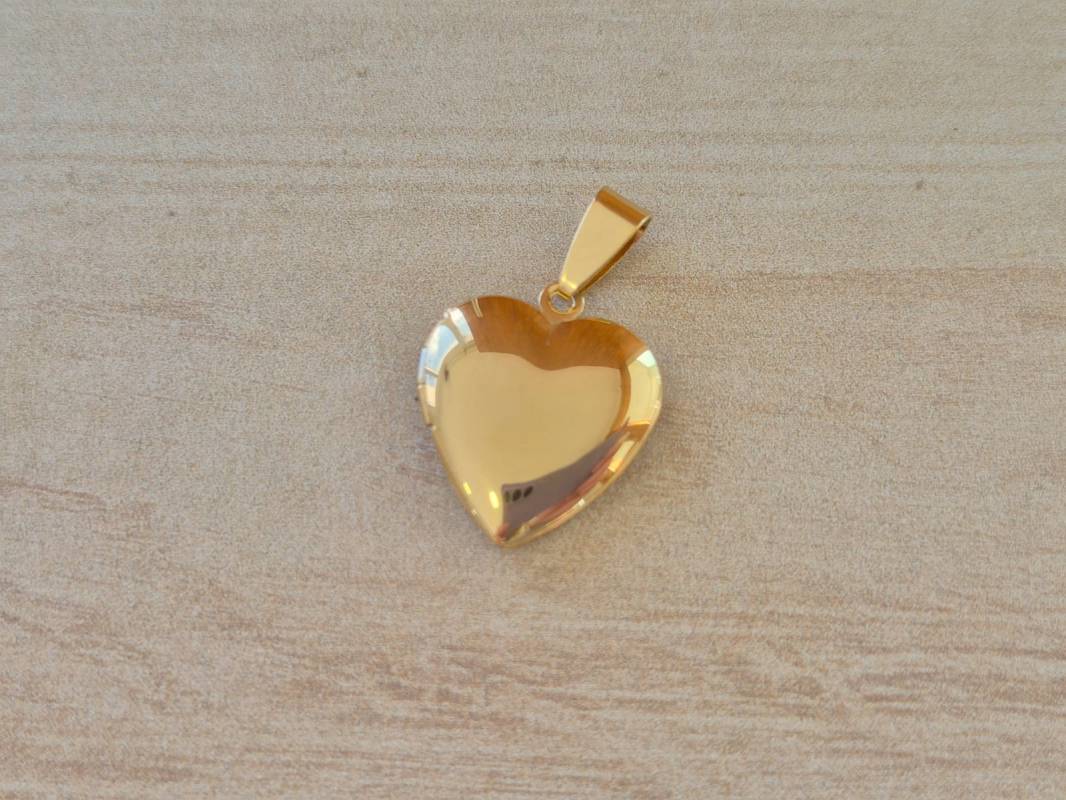 DIJE DE ACERO DORADO RELICARIO CORAZÓN LISO. TAMAÑO 20 MM