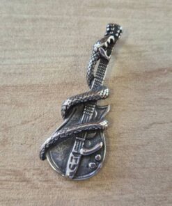 DIJE GUITARRA ELECTRICA CON VIBORA. TAMAÑO 22 X 60 MM.