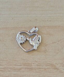DIJE DE ACERO CORAZON CON COLIBRI Y FLOR. TAMAÑO 17 X 20 MM
