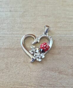 DIJE DE ACERO CORAZON CON VAQUITA ESMALTADA Y STRASS. MEDIDA 25 MM
