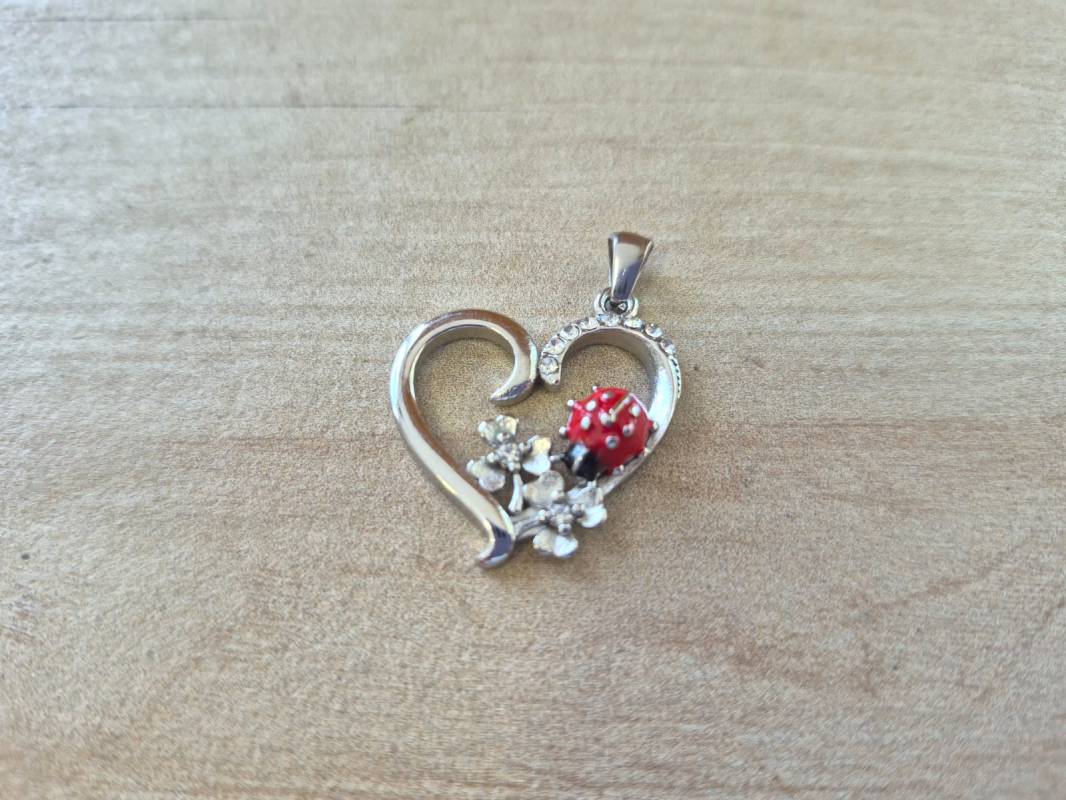 DIJE DE ACERO CORAZON CON VAQUITA ESMALTADA Y STRASS. MEDIDA 25 MM