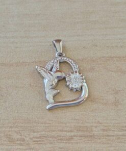 DIJE DE ACERO CORAZON CON COLIBRI Y FLOR CON STRASS. TAMAÑO 20 X 23 MM