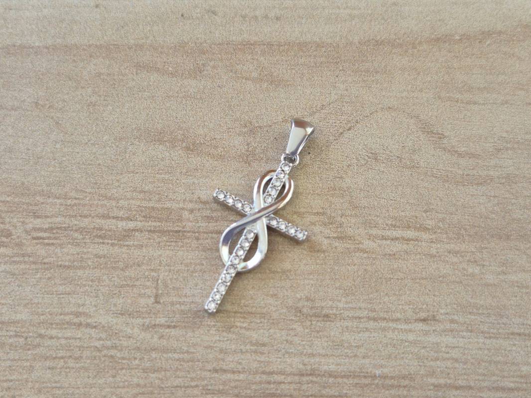 DIJE DE ACERO CRUZ CON INFINITO Y STRASS. TAMAÑO 17 X 30 MM