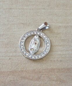DIJE DE ACERO MEDALLA REDONDA CALADA VIRGEN DE GUADALUPE CON STRASS. TAMAÑO 20 MM