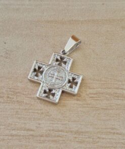 DIJE DE ACERO CRUZ CON SAN BENITO CON CRUCES CALADAS. TAMAÑO 20 MM