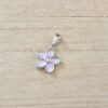 DIJE DE ACERO FLOR ESMALTADA EN LILA. TAMAÑO  9 MM