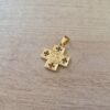 DIJE DE ACERO DORADO CRUZ CON SAN BENITO CON CRUCES CALADAS. TAMAÑO 20 MM