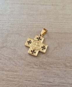 DIJE DE ACERO DORADO CRUZ CON SAN BENITO CON CRUCES CALADAS. TAMAÑO 20 MM