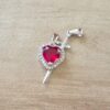 DIJE DE ACERO CORAZON CUBIK ROJO (15MM) ATRAVEZADO CON ESPADA CON STRASS (30MM)