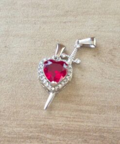 DIJE DE ACERO CORAZON CUBIK ROJO (15MM) ATRAVEZADO CON ESPADA CON STRASS (30MM)