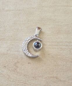DIJE DE ACERO LUNA CON STRASS, "TE AMO" EN 100 IDIOMAS DIFERENTES. MEDIDA 15 X 17 MM