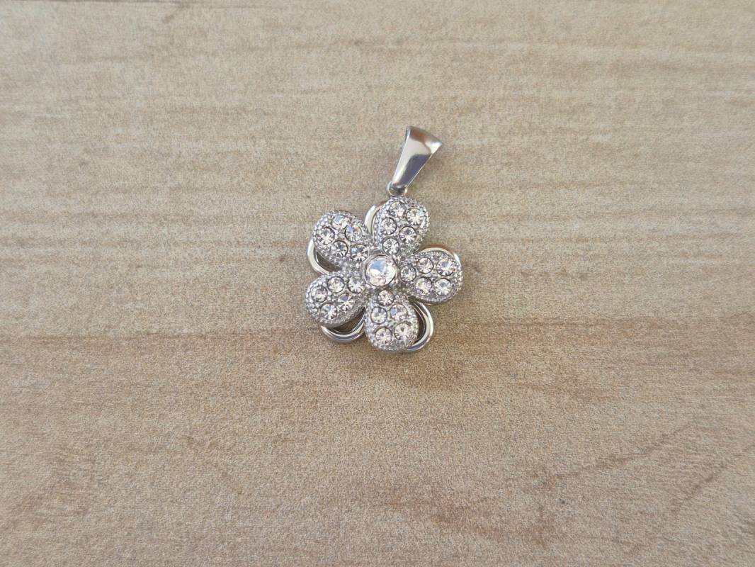 DIJE DE ACERO FLOR GIRATORIA CON STRASS . MEDIDA 17 MM