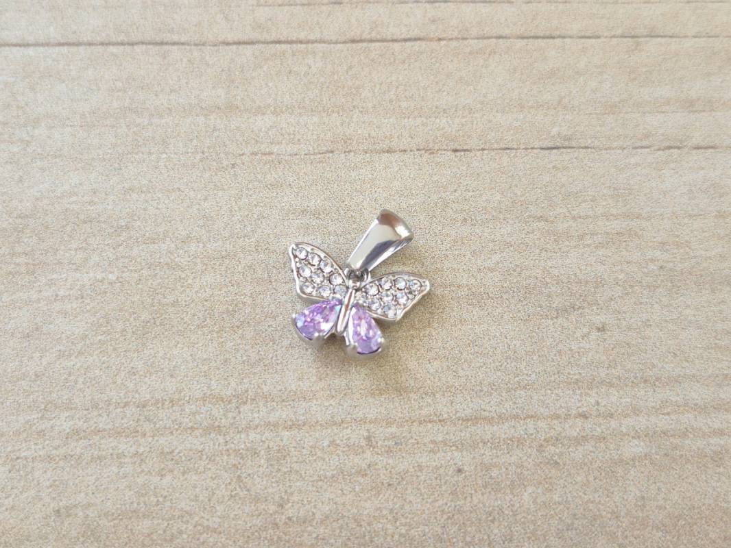 DIJE DE ACERO MARIPOSA CON STRASS COLOR LILA. TAMAÑO 10 X 15 MM
