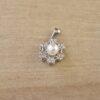 DIJE DE ACERO FLOR GIRATORIA CON PERLA Y STRASS . MEDIDA 15 MM