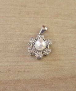 DIJE DE ACERO FLOR GIRATORIA CON PERLA Y STRASS . MEDIDA 15 MM
