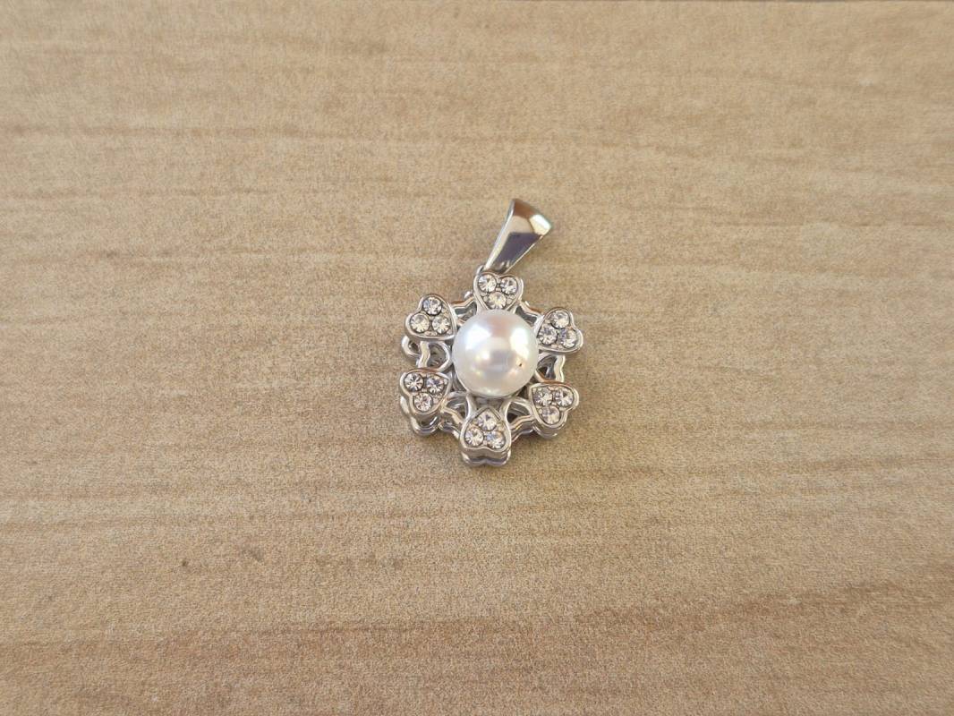 DIJE DE ACERO FLOR GIRATORIA CON PERLA Y STRASS . MEDIDA 15 MM