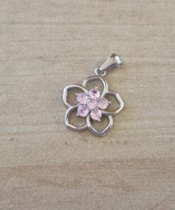 DIJE DE ACERO FLOR CALADA CON STRASS ROSA . MEDIDA 17 MM