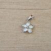 DIJE DE ACERO FLOR ESMALTADA EN BLANCO. TAMAÑO  9 MM