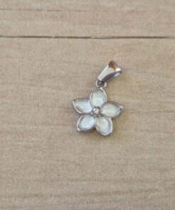 DIJE DE ACERO FLOR ESMALTADA EN BLANCO. TAMAÑO  9 MM