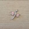DIJE DE ACERO LIBÉLULA CON STRASS ROSA. TAMAÑO 17 X 19 MM