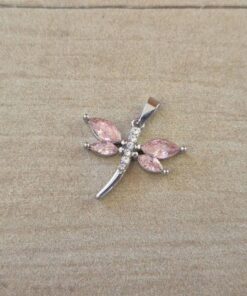 DIJE DE ACERO LIBÉLULA CON STRASS ROSA. TAMAÑO 17 X 19 MM