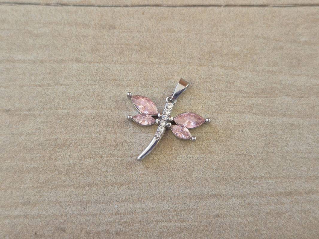 DIJE DE ACERO LIBÉLULA CON STRASS ROSA. TAMAÑO 17 X 19 MM