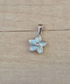 DIJE DE ACERO FLOR ESMALTADA EN CELESTE. TAMAÑO  9 MM