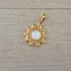 DIJE DE ACERO DORADO SOL CON ACRILICO BLANCO. TAMAÑO 17 MM