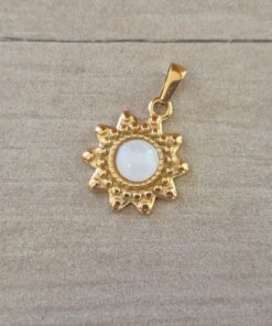 DIJE DE ACERO DORADO SOL CON ACRILICO BLANCO. TAMAÑO 17 MM