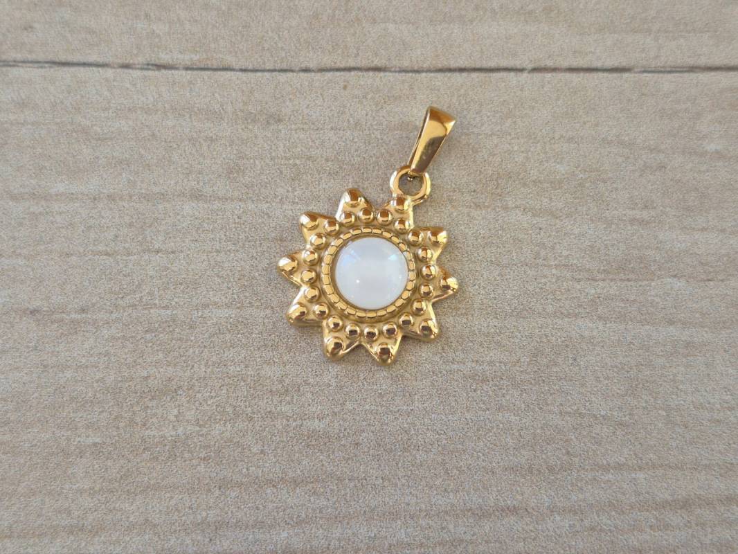 DIJE DE ACERO DORADO SOL CON ACRILICO BLANCO. TAMAÑO 17 MM