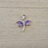 DIJE DE ACERO LIBÉLULA CON STRASS LILA. TAMAÑO 17 X 19 MM