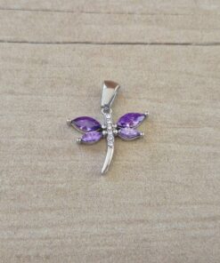 DIJE DE ACERO LIBÉLULA CON STRASS LILA. TAMAÑO 17 X 19 MM