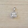 DIJE DE ACERO FLOR GIRATORIA CON CUBIK Y STRASS . MEDIDA 15 MM