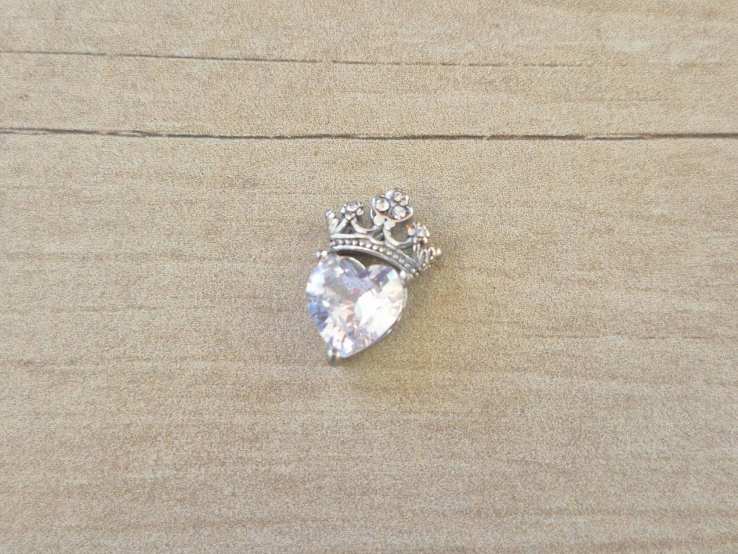 DIJE DE ACERO CORAZON CUBIK CON CORONA Y STRASS. MEDIDA 11 X 19 MM