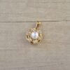 DIJE DE ACERO DORADO FLOR GIRATORIA CON PERLA Y STRASS . MEDIDA 15 MM