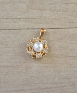 DIJE DE ACERO DORADO FLOR GIRATORIA CON PERLA Y STRASS . MEDIDA 15 MM