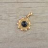 DIJE DE ACERO DORADO SOL CON ACRILICO NEGRO. TAMAÑO 17 MM
