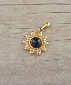 DIJE DE ACERO DORADO SOL CON ACRILICO NEGRO. TAMAÑO 17 MM