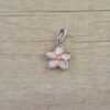 DIJE DE ACERO FLOR ESMALTADA EN ROSA. TAMAÑO  9 MM