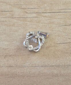 DIJE DE ACERO CORAZONES ENTRELAZADOS 3D CON STRASS . MEDIDA 15 MM