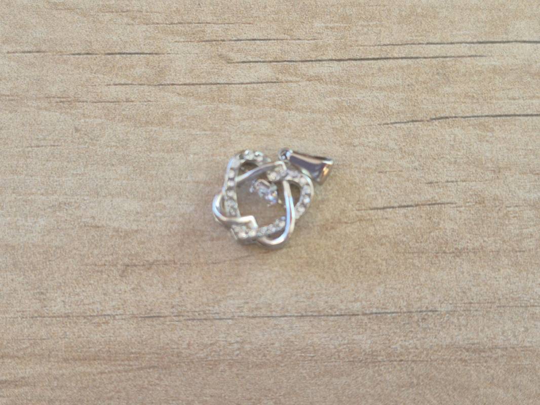 DIJE DE ACERO CORAZONES ENTRELAZADOS 3D CON STRASS . MEDIDA 15 MM