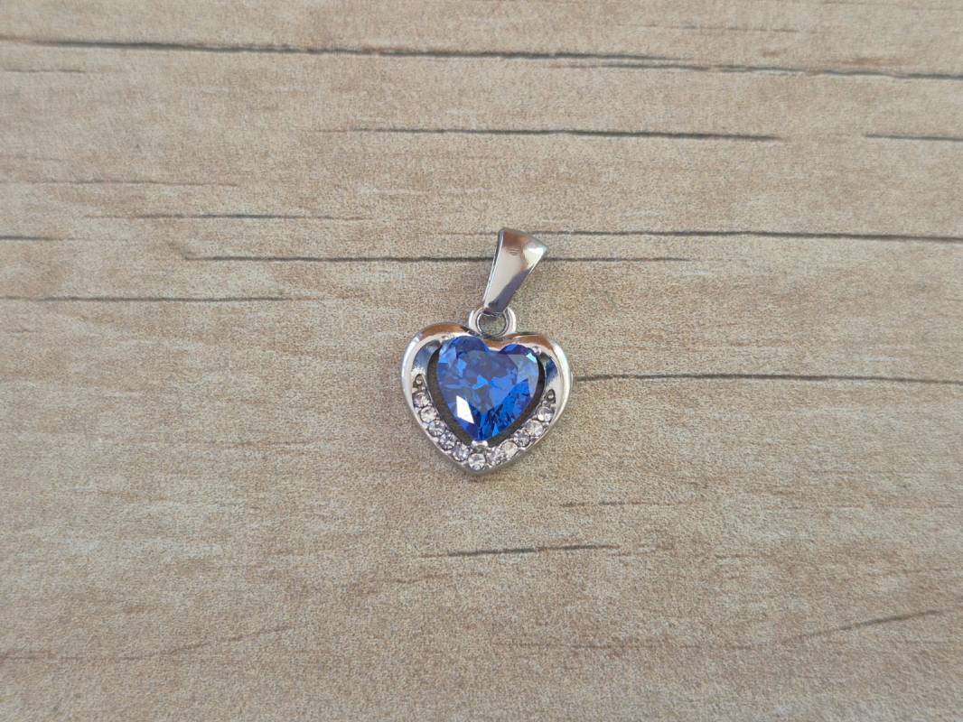 DIJE DE ACERO CORAZON CUBIK AZUL Y STRASS. MEDIDA 13 MM