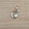 DIJE DE ACERO LUNA CON ACRILICO BLANCO. TAMAÑO 15 X 20 MM