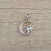 DIJE DE ACERO LUNA Y ESTRELLA CON STRASS Y ACRILICO CELESTE. TAMAÑO 17 MM